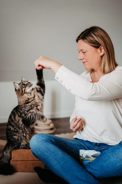 Foto von Katzenexpertin Henrike Schröder von Ruffy and me beim Katzentraining