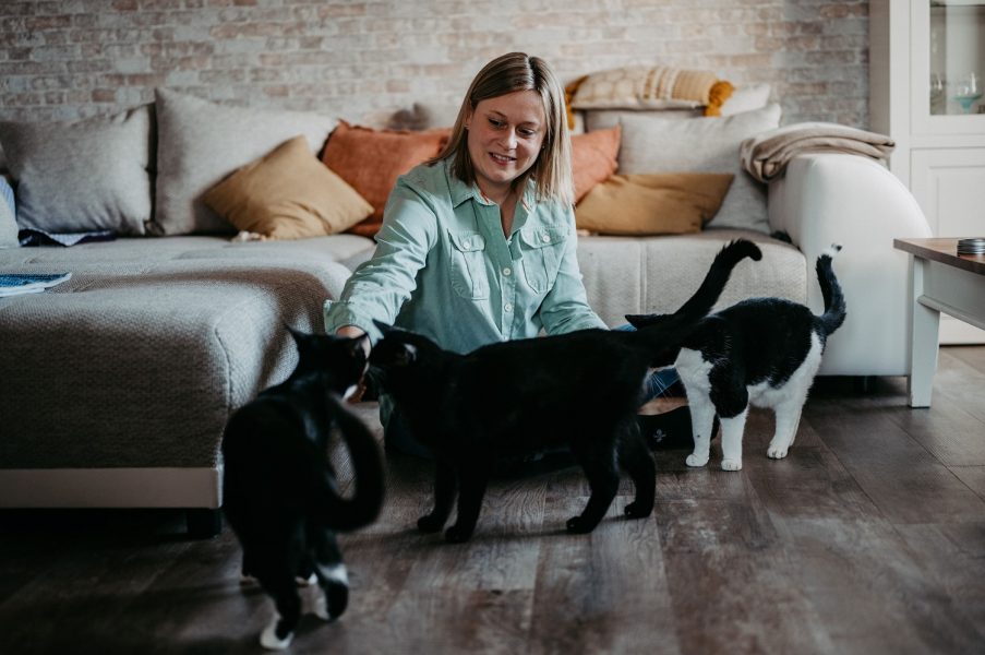 Foto von Henrike Schröder und ihre Lieblingshaustiere - ihre Katzen