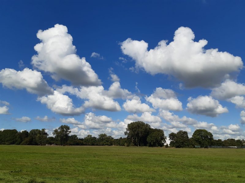 Foto der norddeutschen Landschaft mit typischer Wolkenformation.