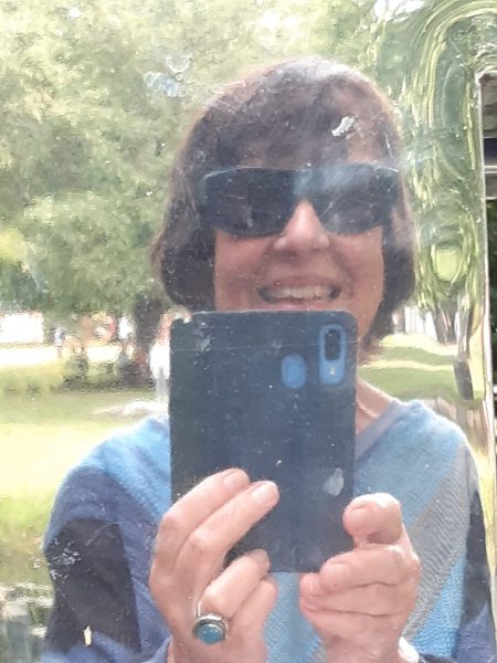 Barbara gespiegelt beim Fotografieren eines Kunstobjekts