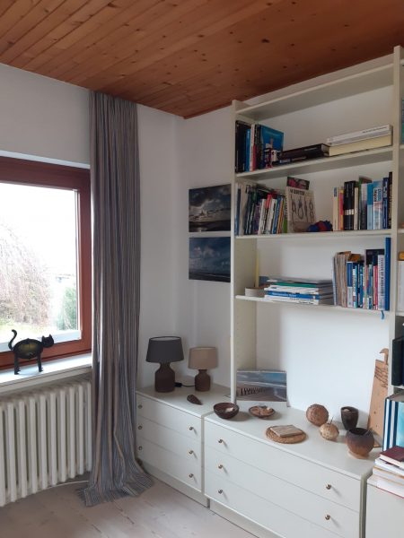 Regal neben dem Fenster im Lese- und Fernsehzimmer