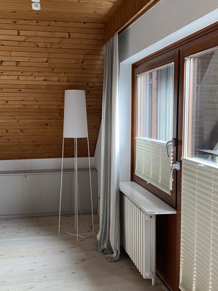 Foto einer modernen Stehleuchte im Schlafzimmer