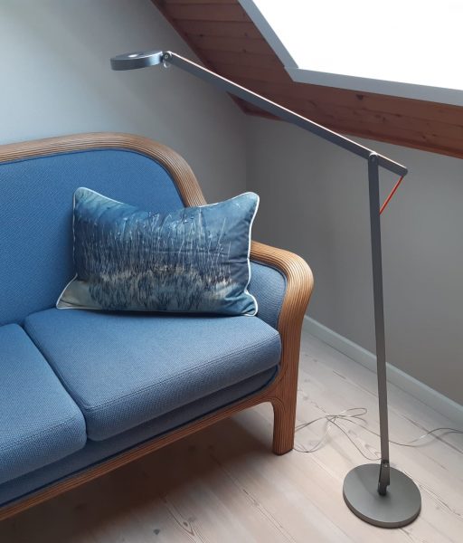 Moderne Stehleuchte als Leselicht im Fernsehzimmer