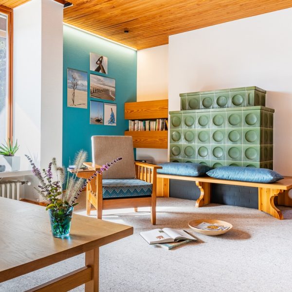 Foto des Kachelofens mit Bildergalerie im Wohnzimmer
