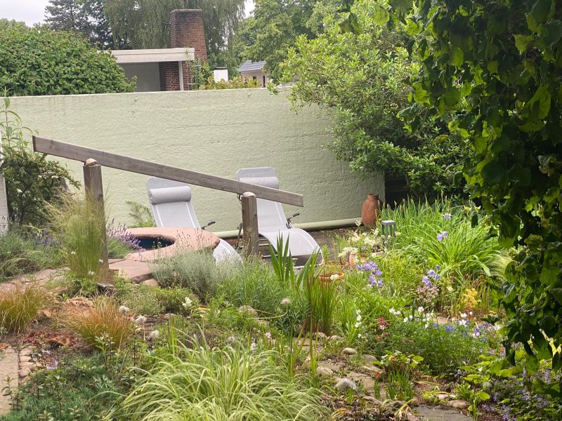 Foto der Liege Ecke im Garten mit einem farbigen Wandanstrich