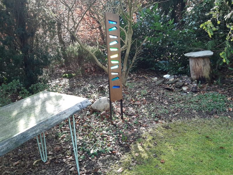 Foto eines Kunstobjekts als Blickfang im Garten