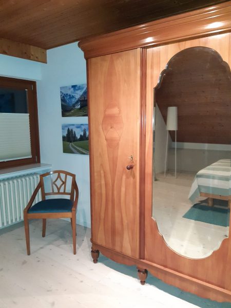 Foto eines alten Bauerschranks, der im neu gestalteten Schlafzimmer besonders gut zur Geltung kommt