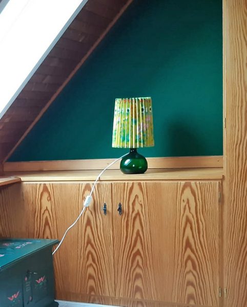 Foto von einer Wand gestrichen in einem kräftigen Grünton Matisse von Anna von Mangoldt