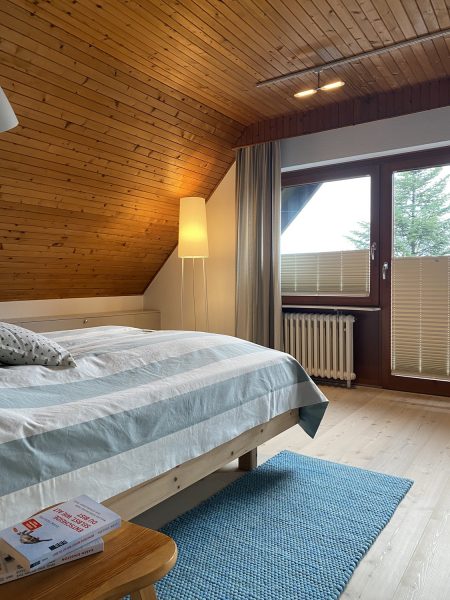 Moderne Stehleuchte im Schlafzimmer eingeschaltet