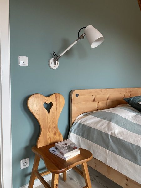 Foto einer Wandleuchte am Bett