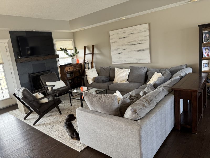 Cosy lounge space in front of the fireplace