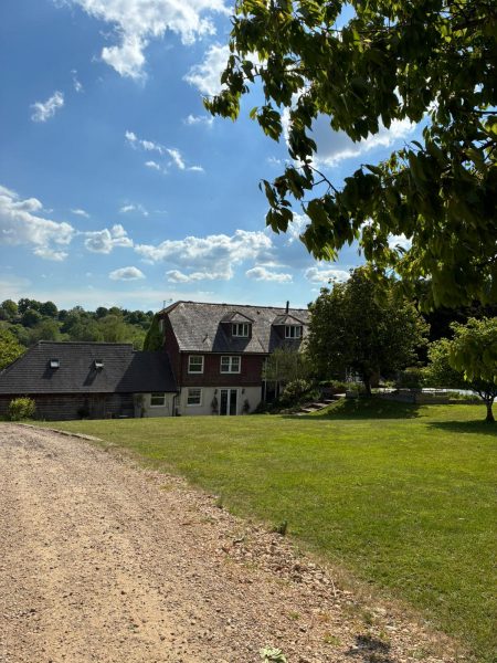 Photo approaching the house from the driveway