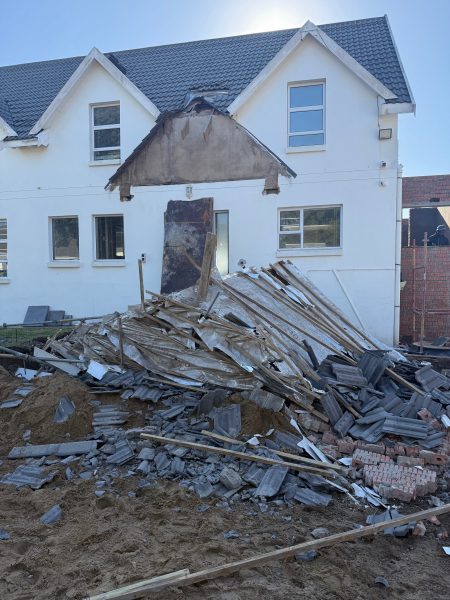 Photo of the unforeseen collapse of the entrance.