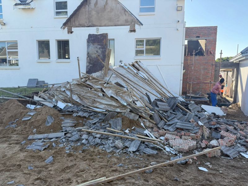 Photo of the unforeseen collapse of the entrance.