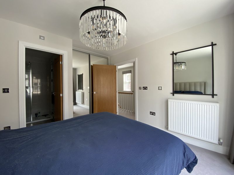 Photo of the main bedroom en suite