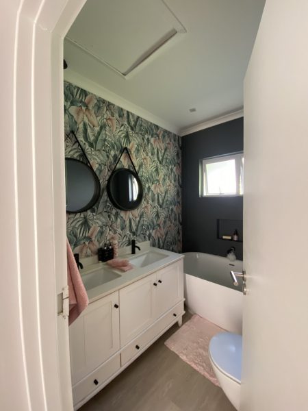 Bathroom with a floral wallpaper