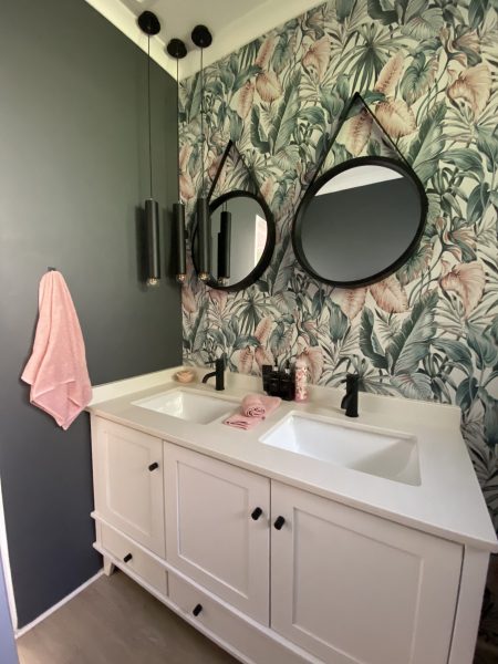 Bathroom with a floral wallpaper